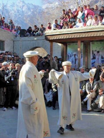 skardu-cultural-goh-(a long woolen robe)